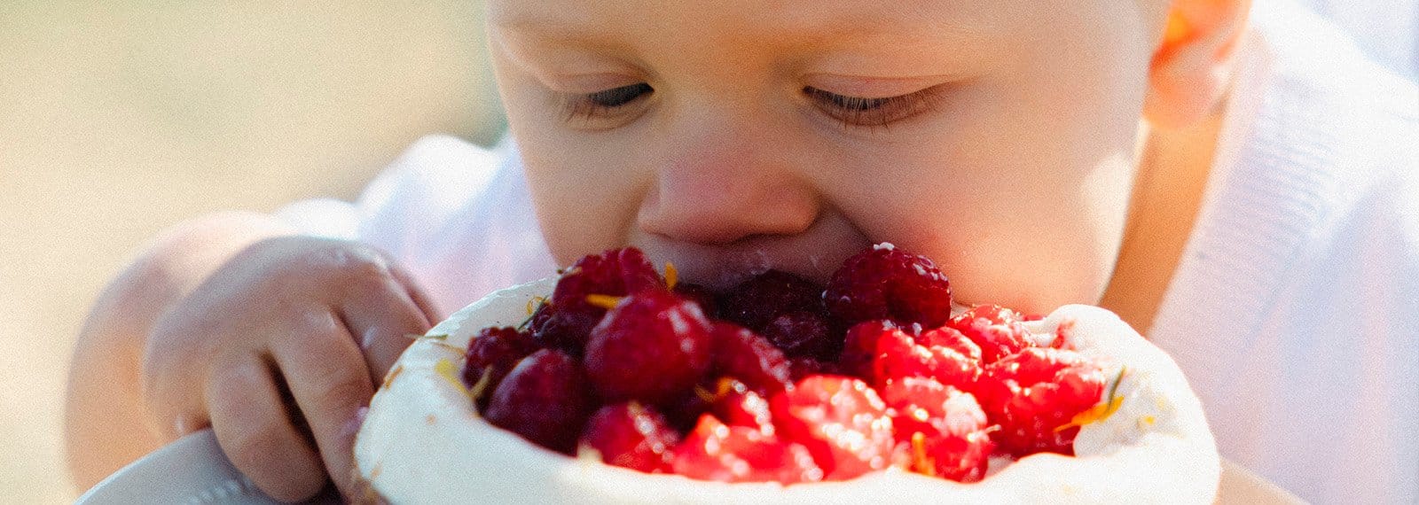 Bébé qui goûte des fraises, séance à domicile