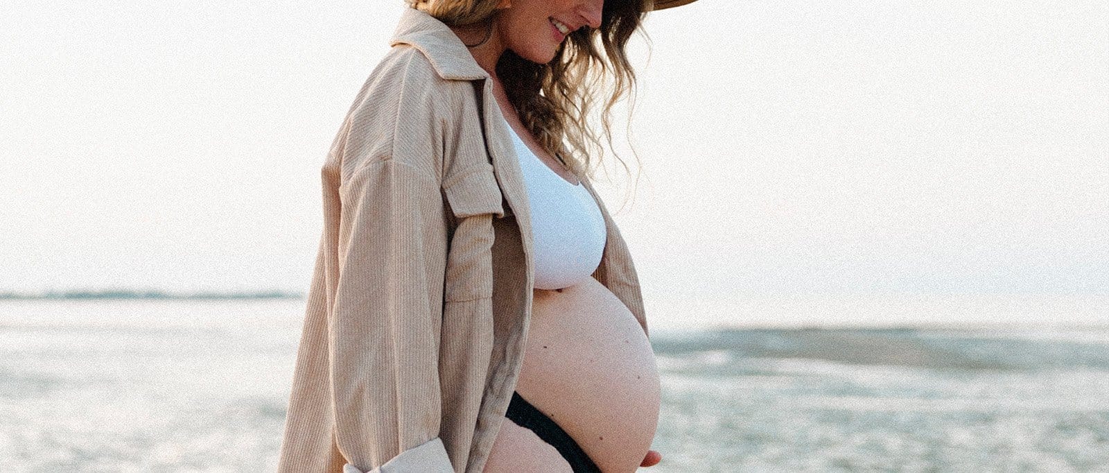 Future maman sur la plage, séance grossesse à l'île de Ré