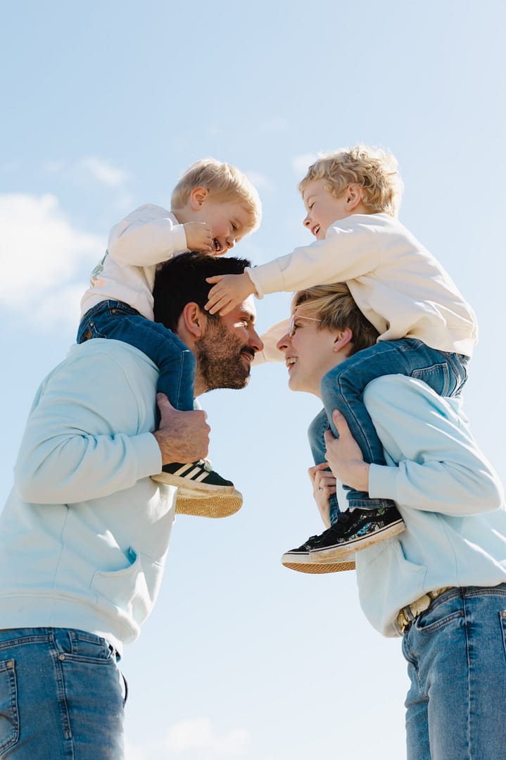 Famille avec deux enfants sur la plage, île de Ré