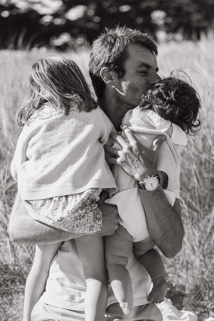 Famille enlacée en noir et blanc
