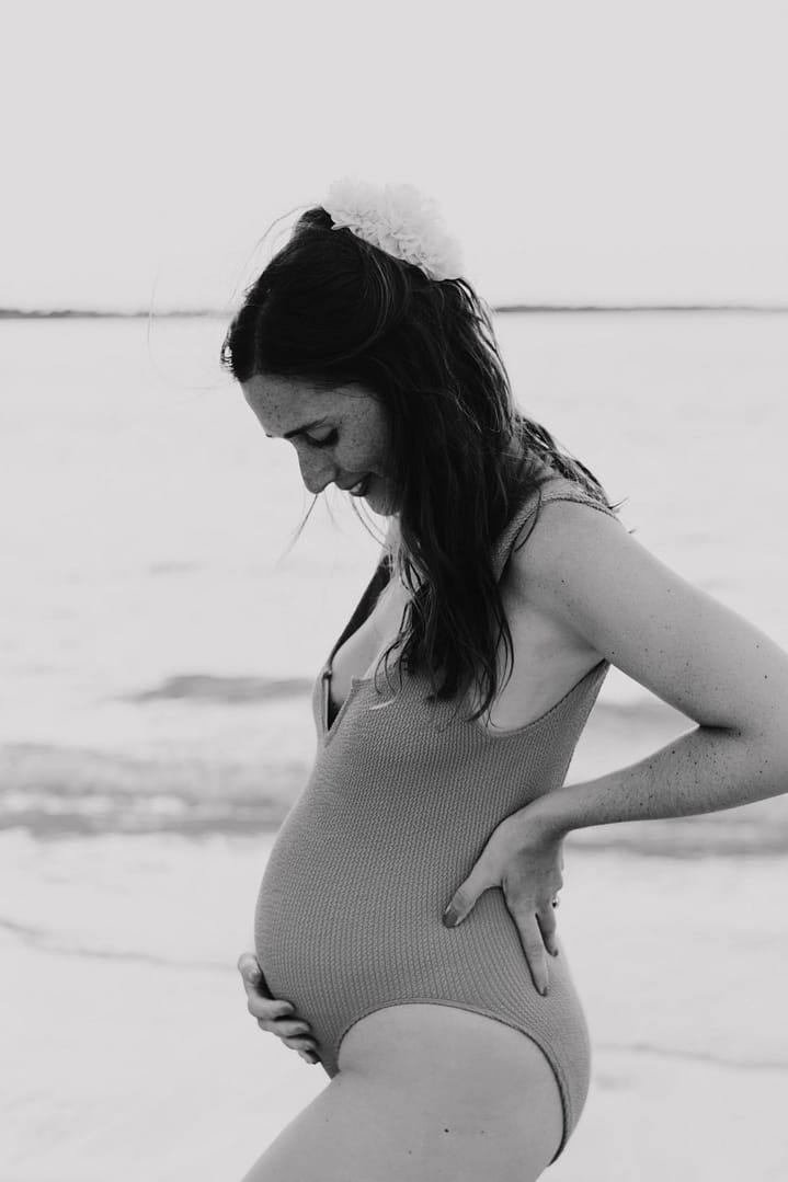 Portrait de grossesse en noir et blanc sur la plage, île de Ré