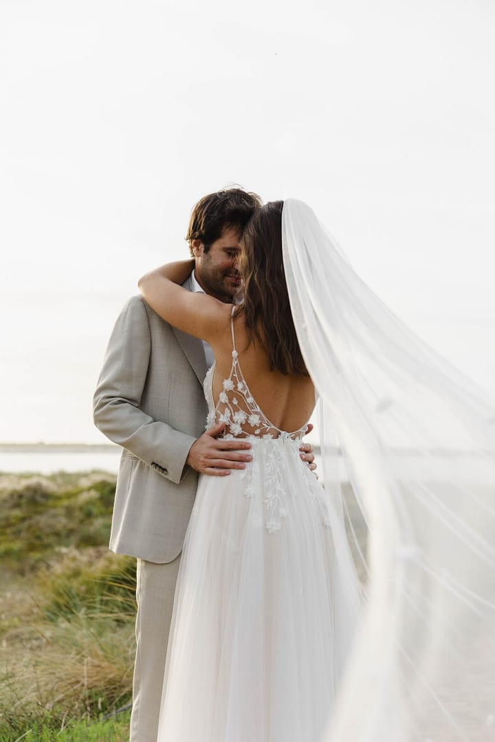 Mariée et son voile, portrait de dos