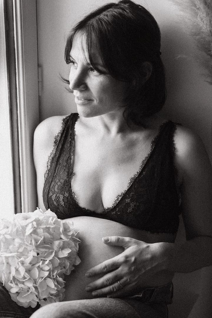 Portrait de grossesse en noir et blanc, en intérieur