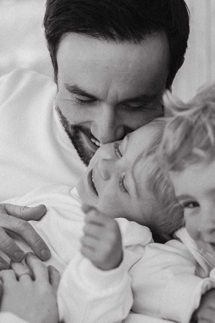 Parents et bébé en noir et blanc, séance famille