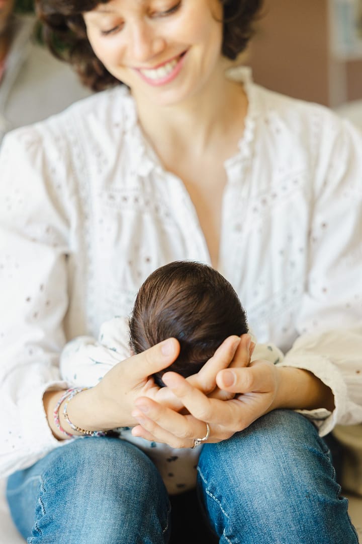Nouveau-né dans les mains de ses parents