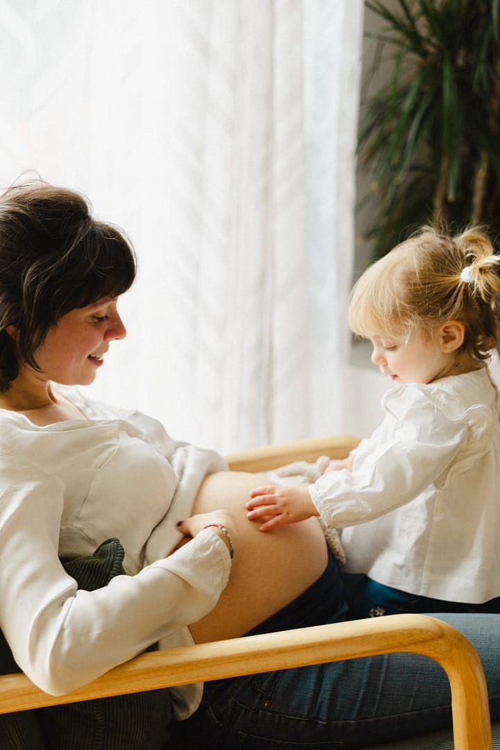 Future maman et son aîné lors d'une séance grossesse en intérieur, La Rochelle