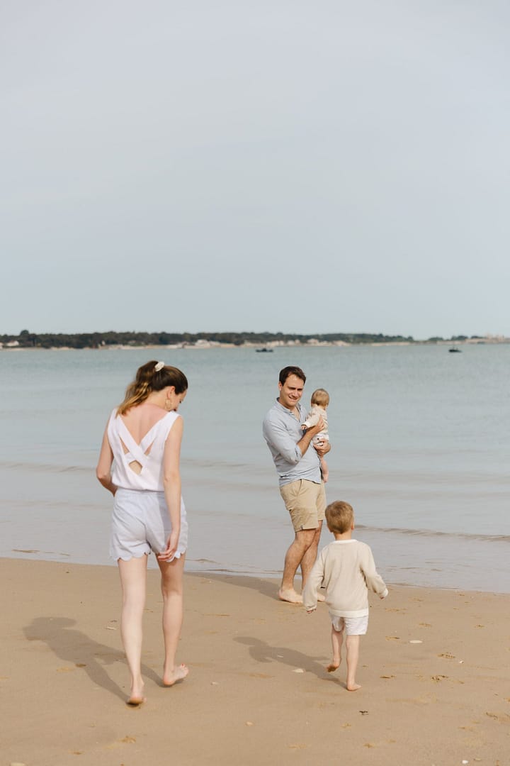 Famille sur la plage avec leur chien, île de Ré