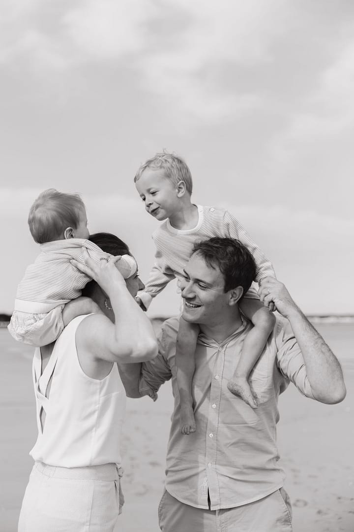 Famille marchant dans les dunes, noir et blanc
