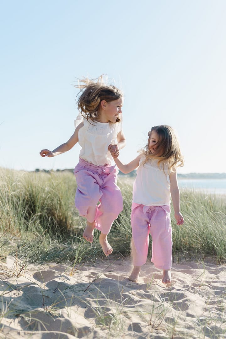 Deux enfants dans les dunes, île de Ré