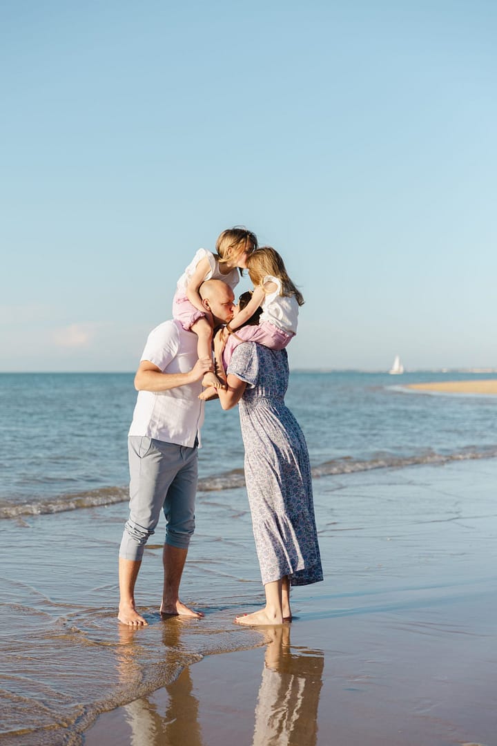Famille sur la plage en fin de journée, île de Ré