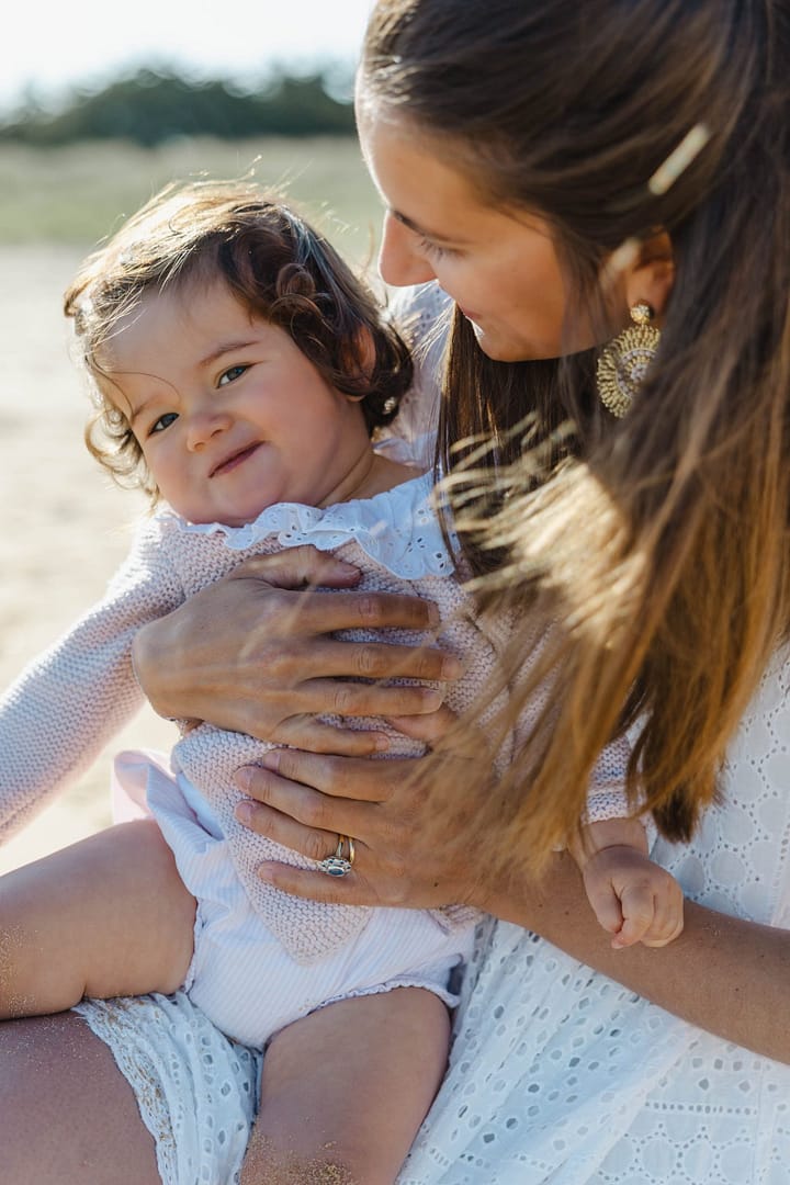 Maman et sa fille joue contre joue