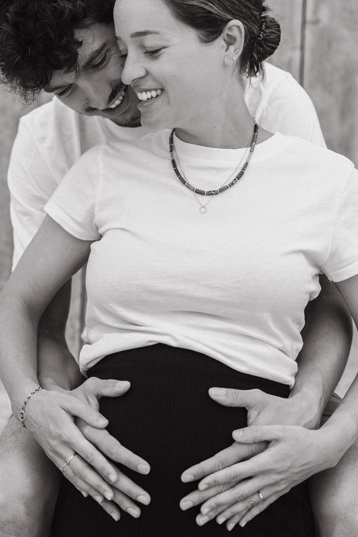 Future maman en intérieur, lumière naturelle