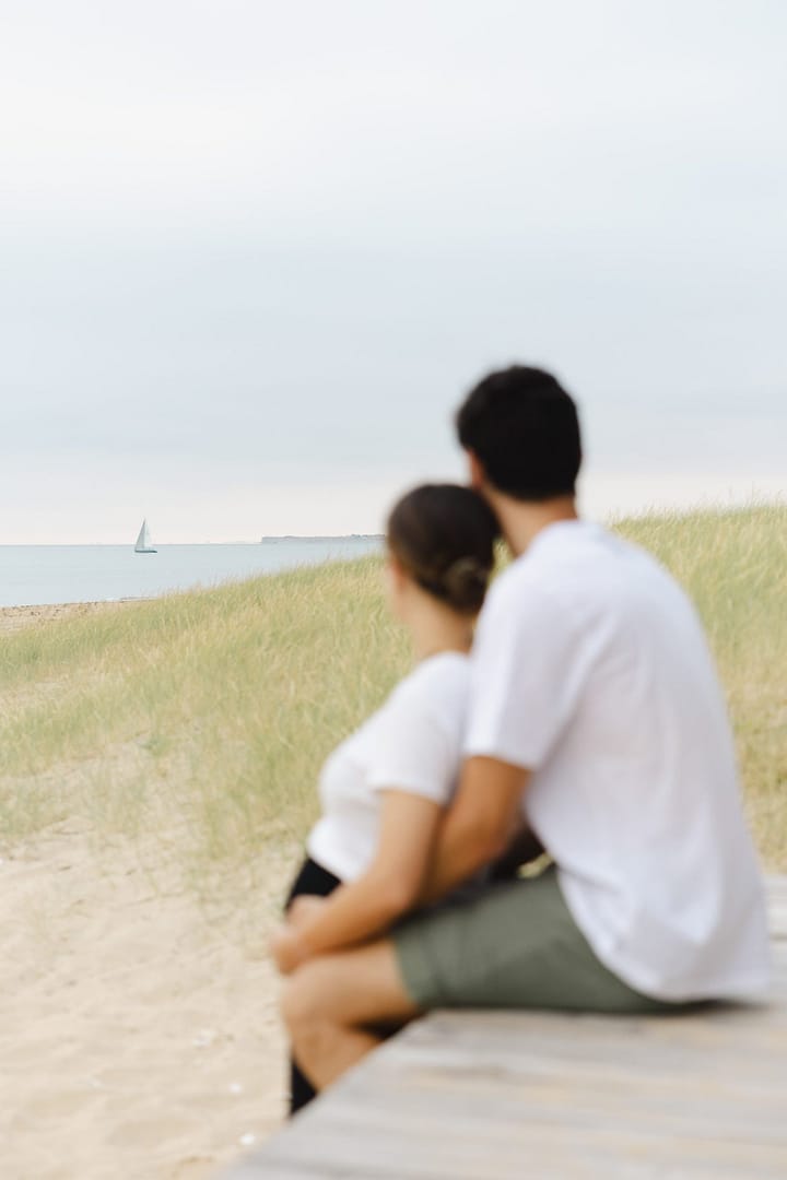 Couple dans les herbes des dunes, séance grossesse île de Ré
