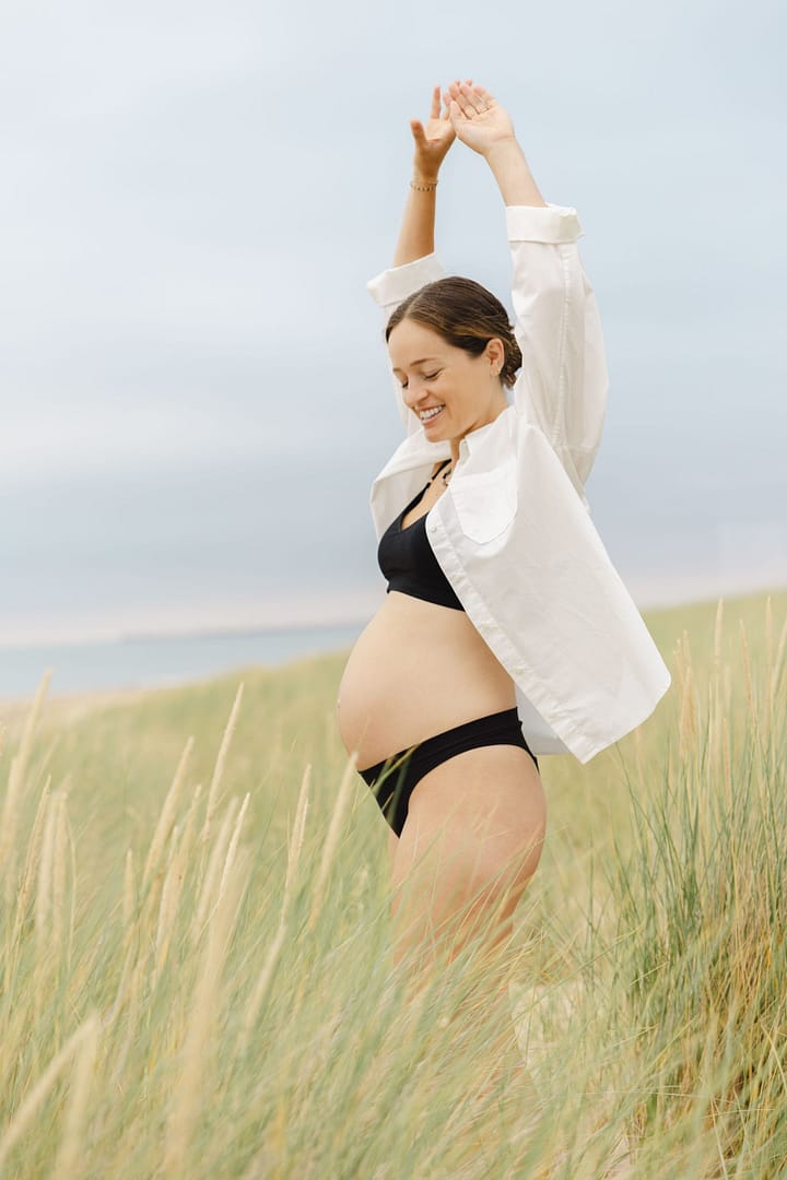 Future maman dans les dunes, île de Ré