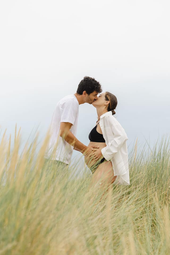 Couple dans les dunes de l'île de Ré, séance grossesse