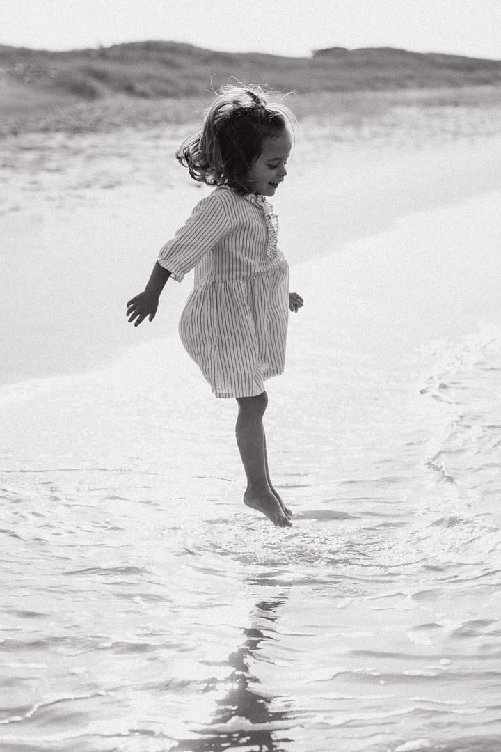 Enfant marchant seul sur la plage