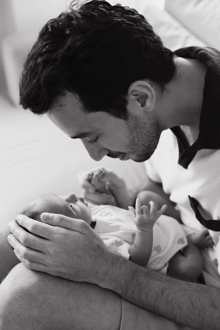 Nouveau-né en noir et blanc dans les bras de son parent