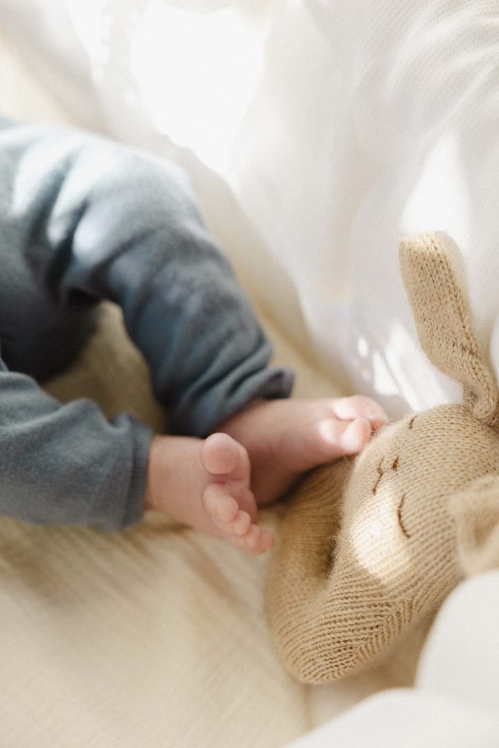 Pieds de bébé dans les mains de sa maman