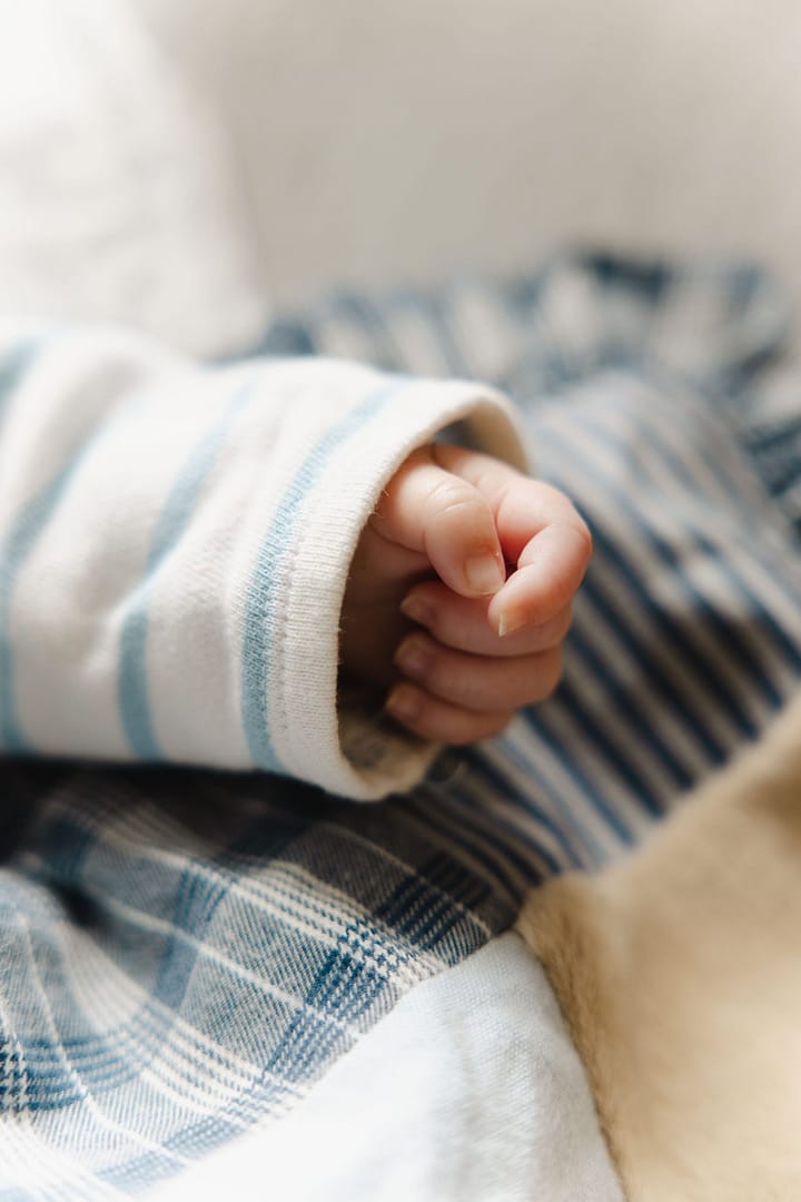 Bébé emmailloté sur une couverture, séance nouveau-né