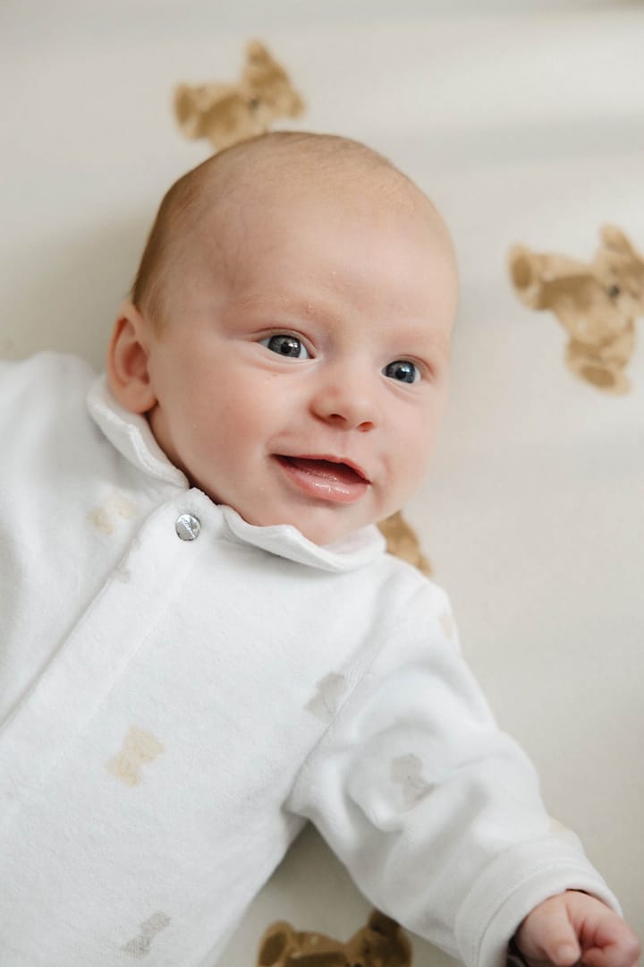 Portrait de bébé les yeux ouverts, séance nouveau-né à La Rochelle