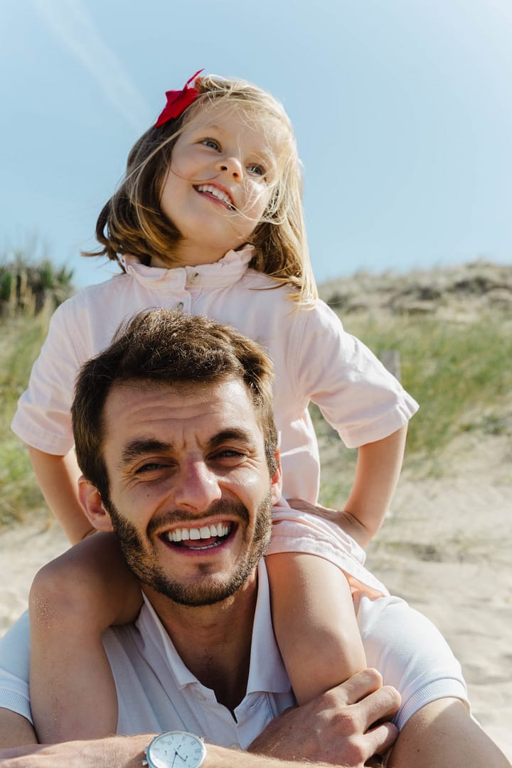 Portrait d'un papa dans les dunes, île de Ré