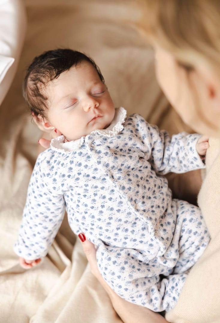 Bébé éveillé sur un plaid, séance naissance